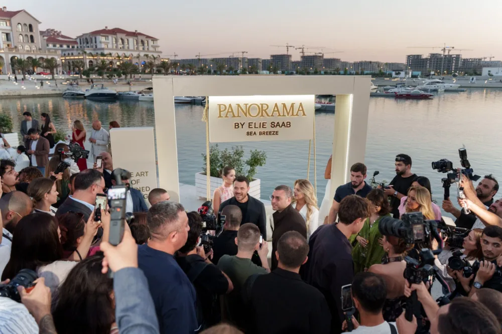 Арка PANORAMA by ELIE SAAB на церемонии, за ней — марина Sea Breeze